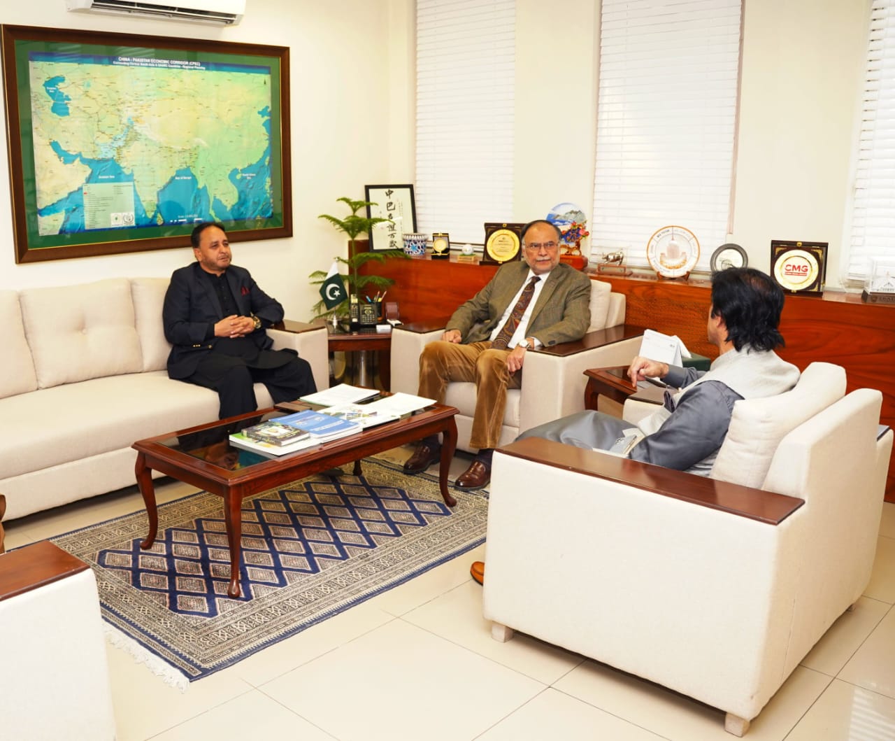 وفاقی وزیر منصوبہ بندی، ترقی و اصلاحات و خصوصی اقدامات احسن اقبال سے گلگت بلتستان کے سابق وزیر اعلیٰ حافظ حفیظ الرحمٰن اور بلوچستان کے صوبائی وزیر برائے خوراک نور محمد دمڑ نے ملاقاتیں کی
