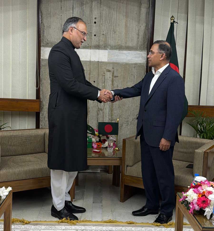 Pakistan Extends Formal Invitation to Bangladesh PM During Ahsan Iqbal Meeting
