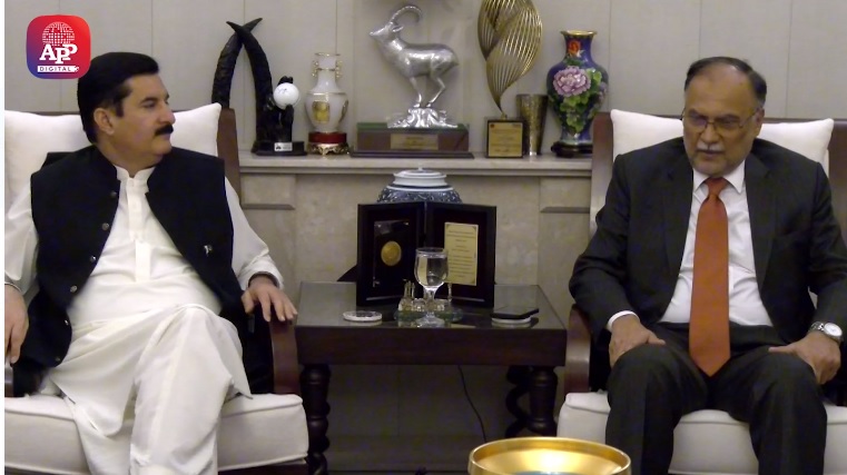 گورنر خیبرپختونخوا فیصل کریم کنڈی نے وفاقی وزیر منصوبہ بندی احسن اقبال سے ملاقات کی خیبر پختونخواہ اسمبلی کے ایم پی اے احمد کریم کنڈی بھی انکے ہمراہ تھے ۔