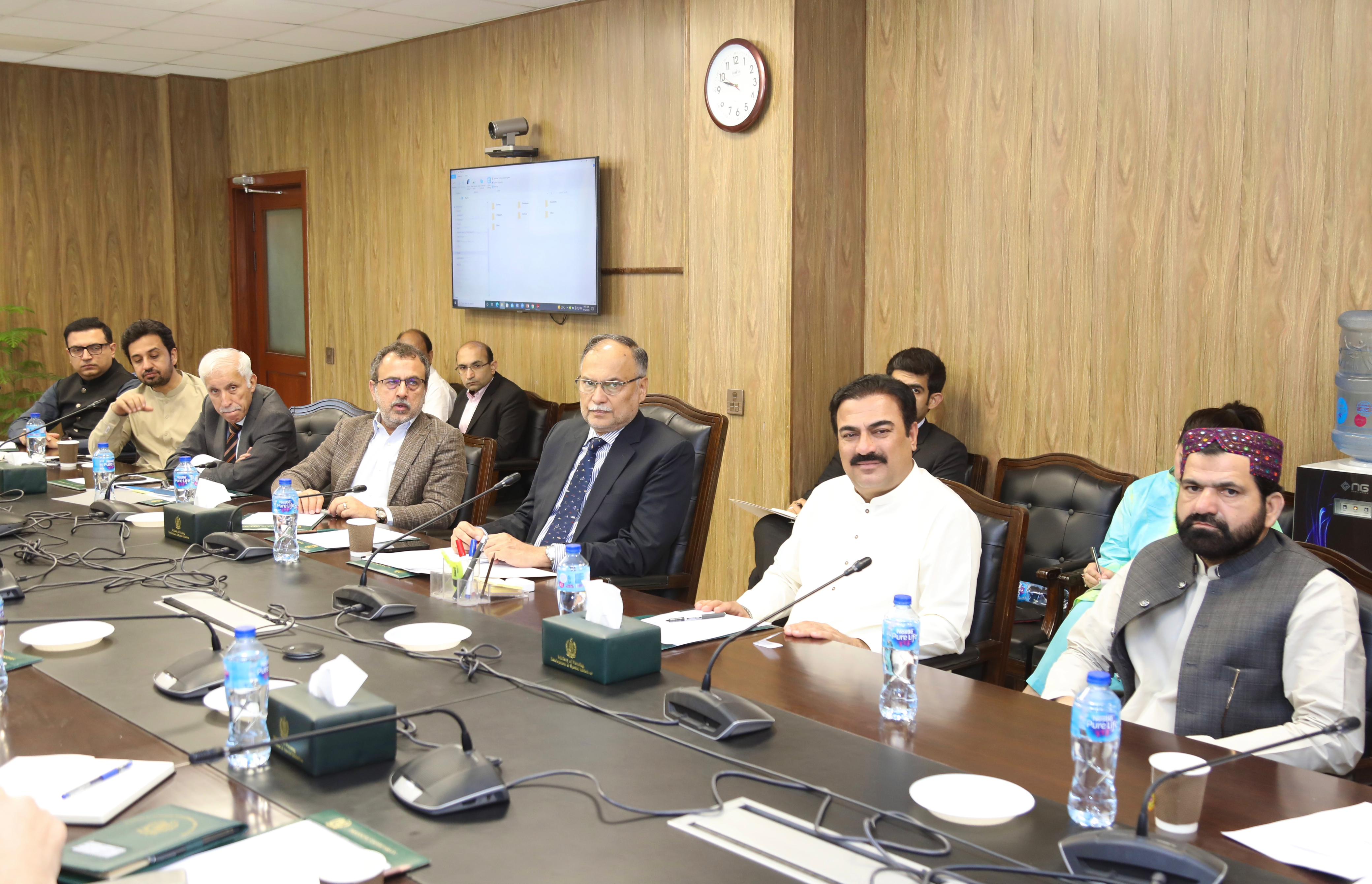 بلوچستان میں زرعی ٹیوب ویلز کو شمسی توانائی پر منتقل کرنے کے حوالے سے  وفاقی وزیر منصوبہ بندی و ترقی اور خصوصی اقدامات احسن اقبال کی ز یر صدارت اعلی سطحی اجلاس ہوا۔ 