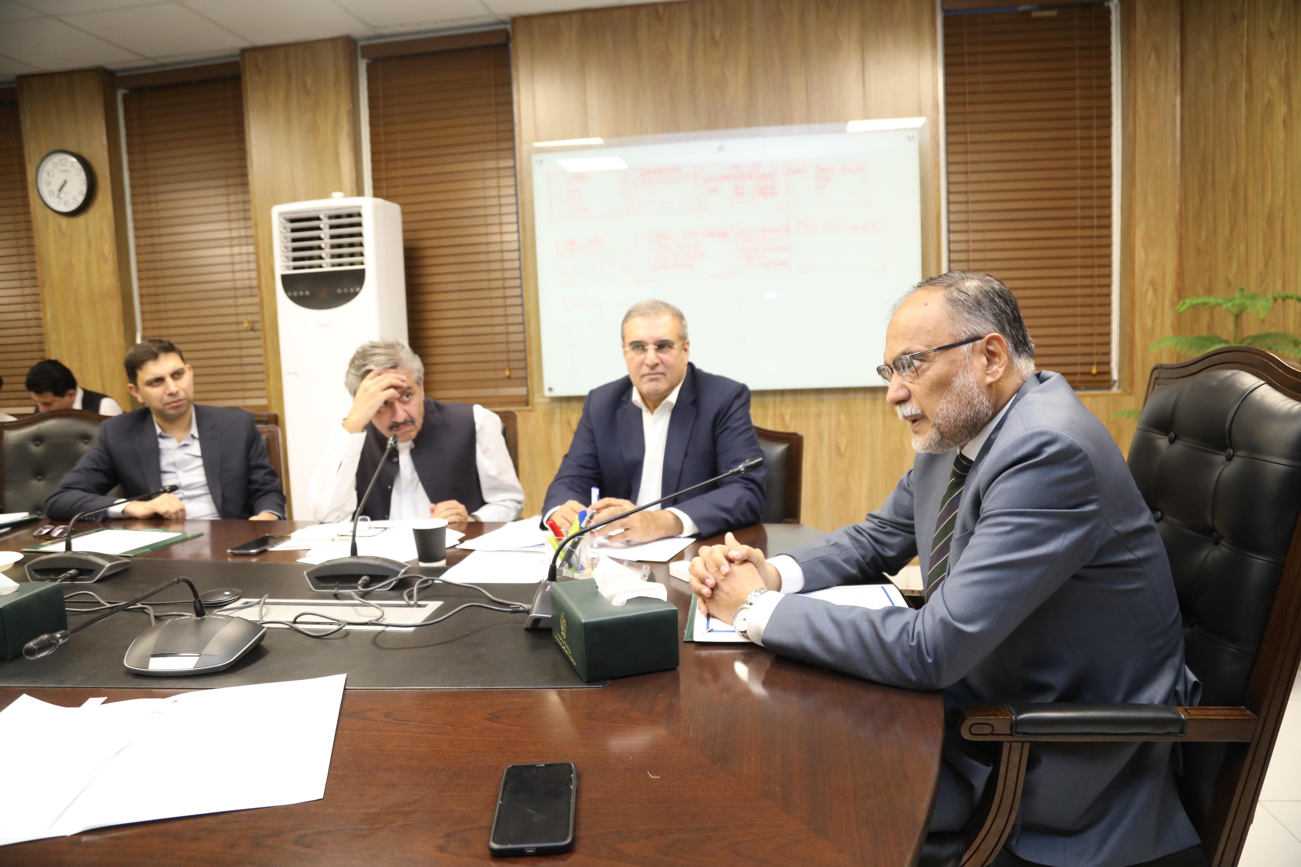 وفاقی وزیر برائے منصوبہ بندی احسن اقبال نے  وزیر اعظم کی جانب سے بنائی گئی کمیٹی برائے ترقیاتی فنڈز 25-2024  کے اجلاس کی صدارت 