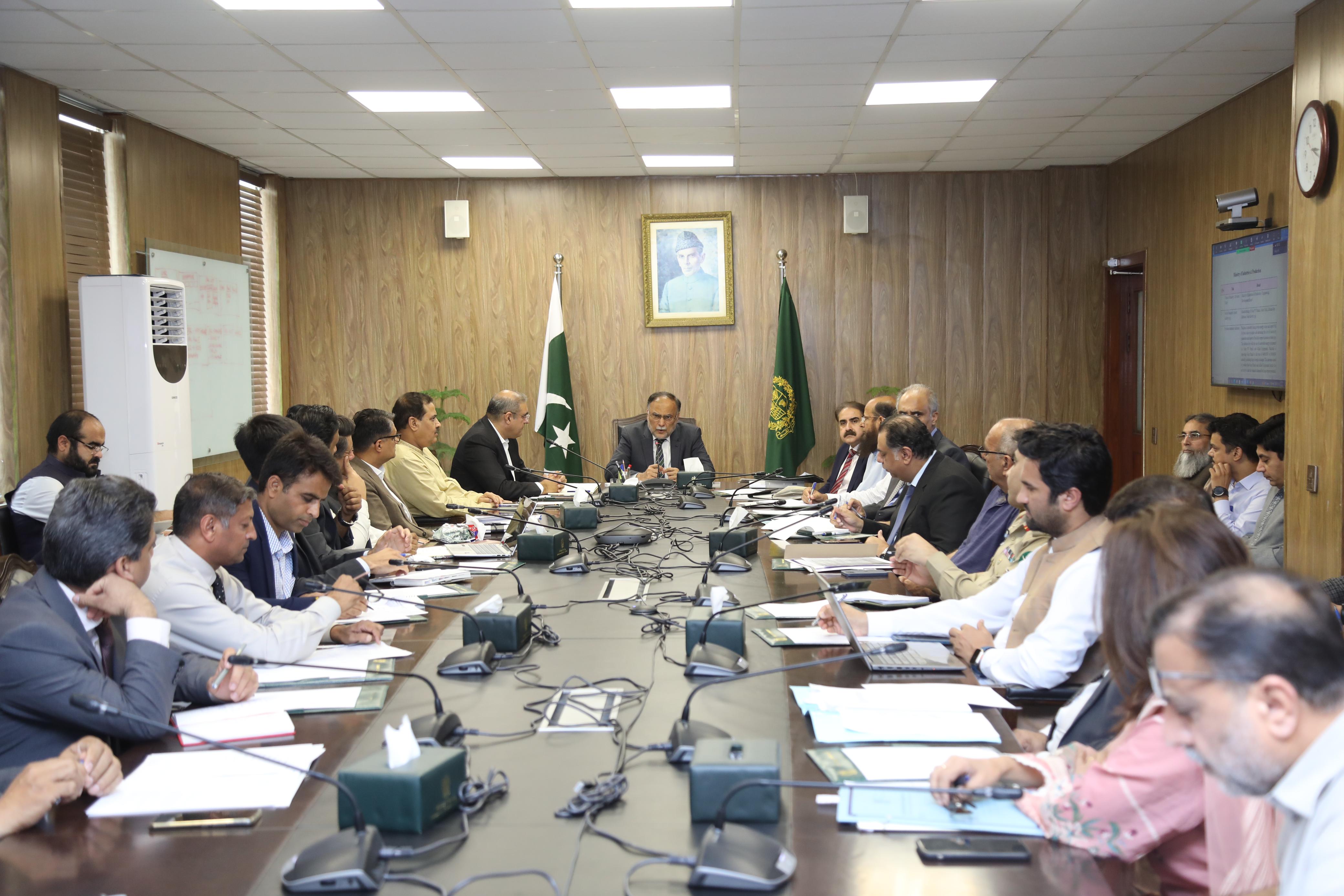 وزیر منصوبہ بندی و ترقیات پروفیسر احسن اقبال نے چینی ماہرین کے گروپ کے پاکستان دورہ سے قبل  وفاقی وزارتوں سے تعلق رکھنے والے اعلیٰ حکام اور مختلف شعبوں کے سربراہان کے ساتھ  میٹنگ کی۔