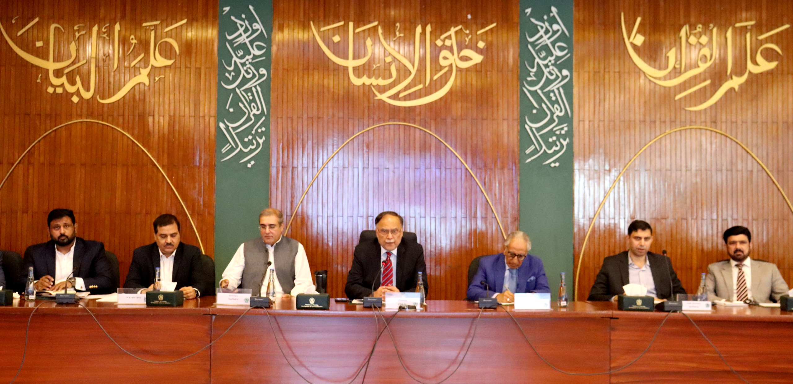  وفاقی وزیر منصوبہ بندی، ترقی اور خصوصی اقدامات احسن اقبال کی زیر صدارت پاک چین اقتصادی راہداری (سی پیک) کے حوالے سے اہم اجلاس منعقد ہوا۔ اجلاس میں وزیراعظم پاکستان جناب شہباز شریف کے دورہ چین کے دوران ہونے والے فیصلوں پر عملدرآمد کا  تفصیلاً  جائزہ لیا گیا۔