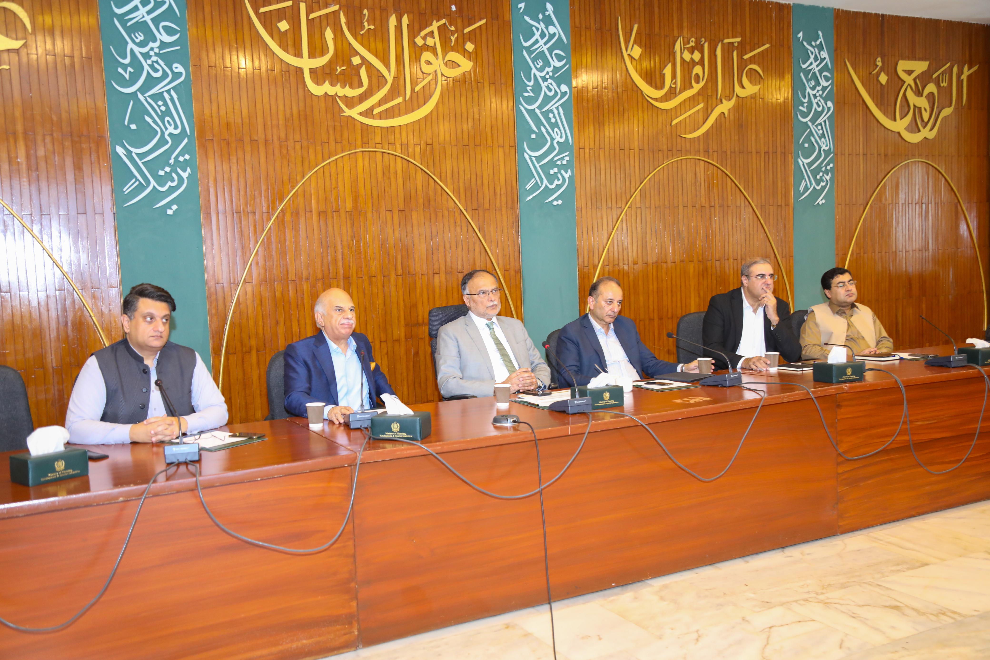 وفاقی وزیر منصوبہ بندی، ترقی و خصوصی اقدامات احسن اقبال کی زیر صدارت پبلک پرائیویٹ پارٹنرشپ کے تحت جاری منصوبوں کا جائزہ اجلاس 