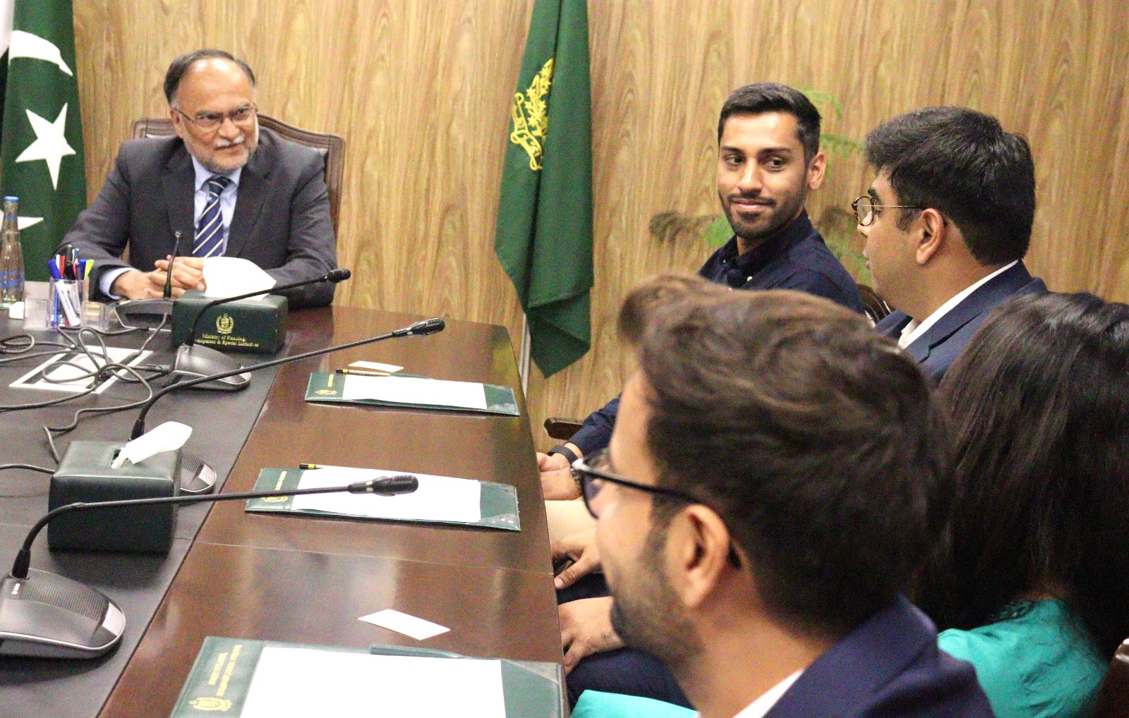 ہاروڈ یونیورسٹی میں ایم بی اے پروگرام میں زیر تعلیم پاکستانی طلباء کے وفد کی وفاقی وزیر منصوبہ بندی احسن اقبال سے ملاقات 