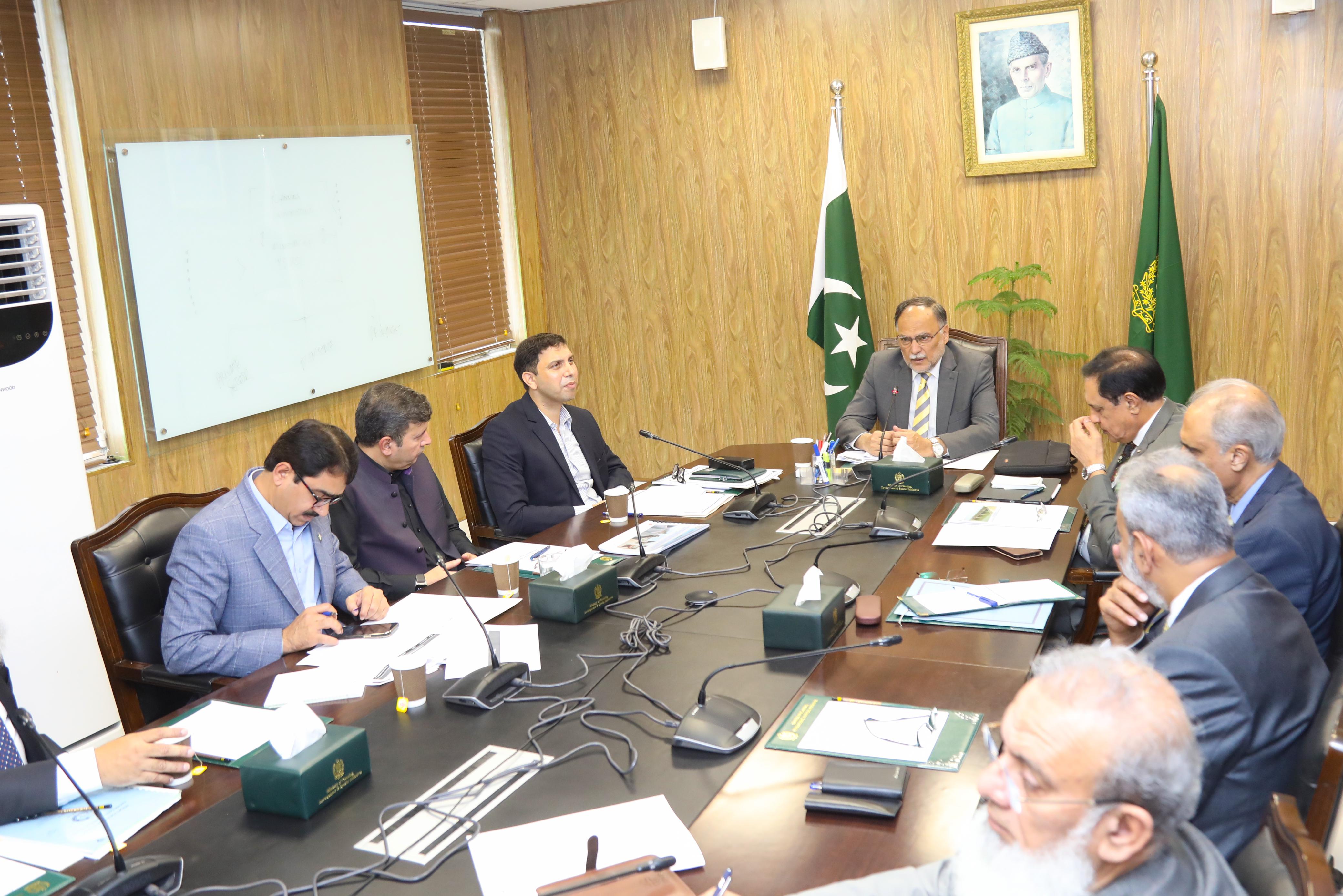 وفاقی وزیر منصوبہ بندی احسن اقبال کی کچی کینال  منصوبے پر کام تیز کرنے کی ہدایت وفاقی وزیر برائے منصوبہ بندی، ترقی اور خصوصی اقدامات پروفیسر احسن اقبال نے اسلام آباد میں کچی کینال منصوبے کی بحالی کے حوالے سے ایک اعلیٰ سطحی اجلاس کی صدارت کی۔ 