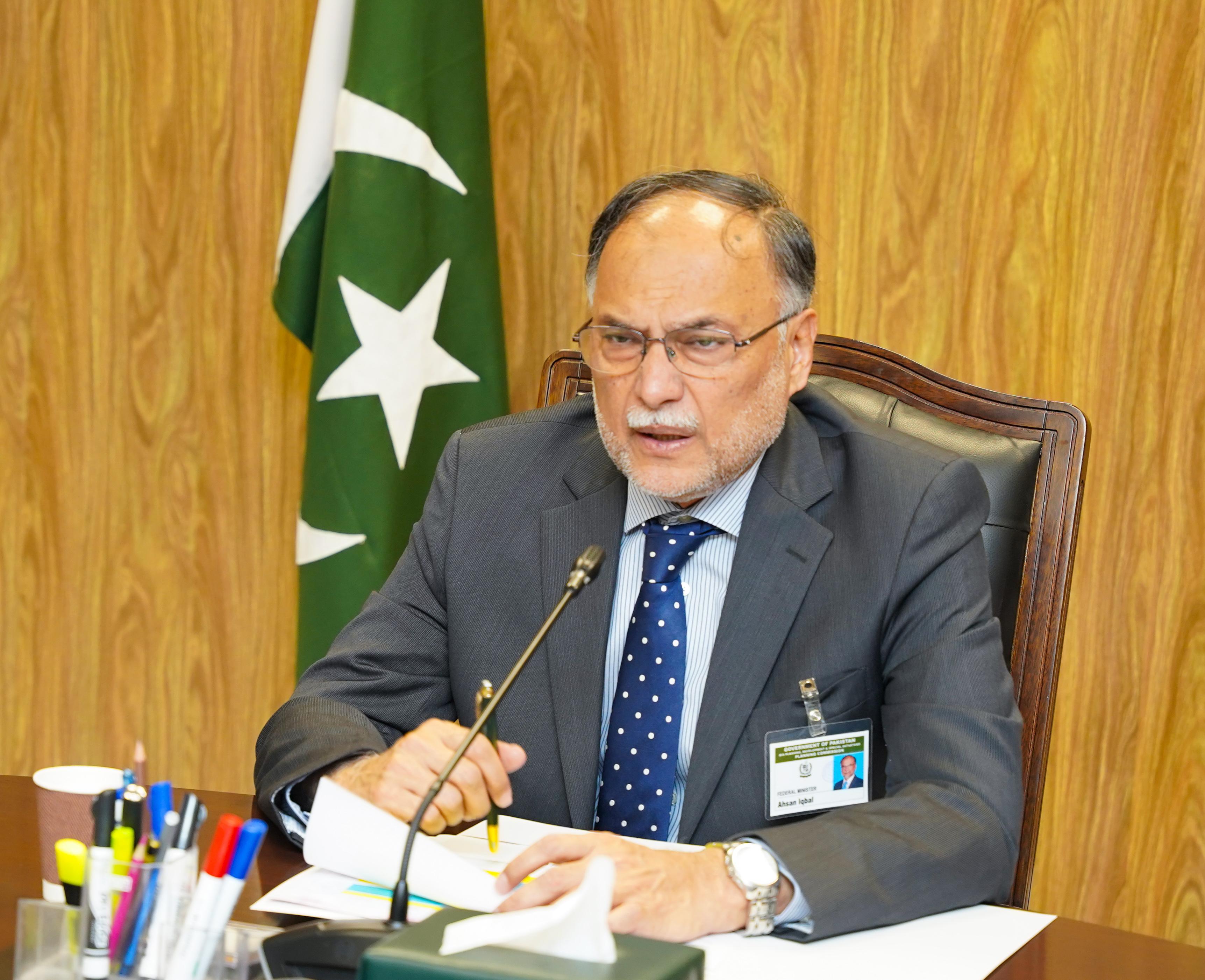 وفاقی وزیر منصوبہ بندی احسن اقبال نے چین کے وزیر اعظم کے متوقع دورے کے پیش نظر مختلف شعبوں میں تعاون بڑھانے اور لائحہ عمل طے کرنے اور سی پیک کے تحت جاری منصوبوں کی پیش رفت پر جائزہ اجلاس کی صدارت کی۔