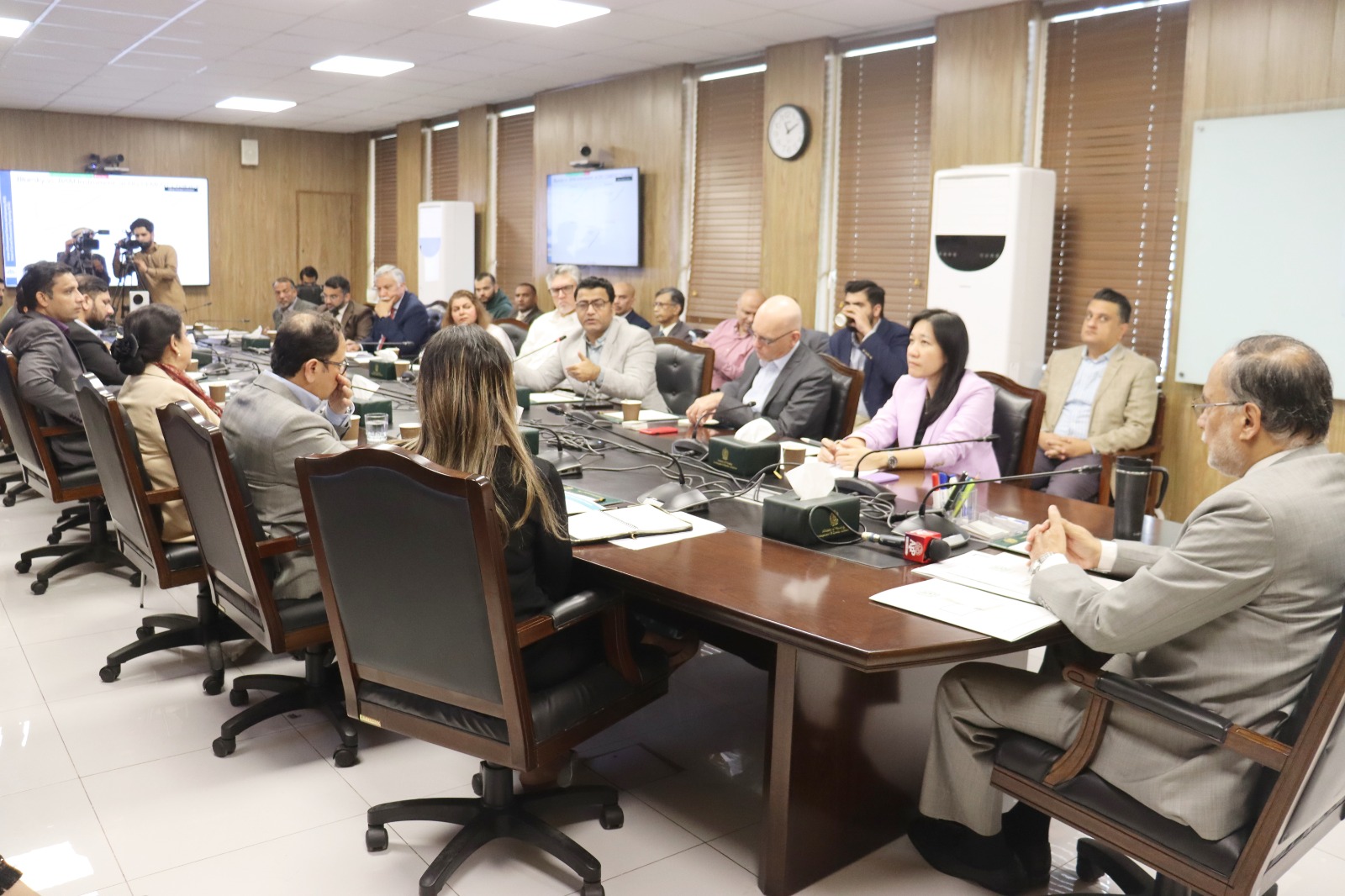 Federal Minister for Planning Ahsan Iqbal chairs an important meeting on Smog and Air Pollution.