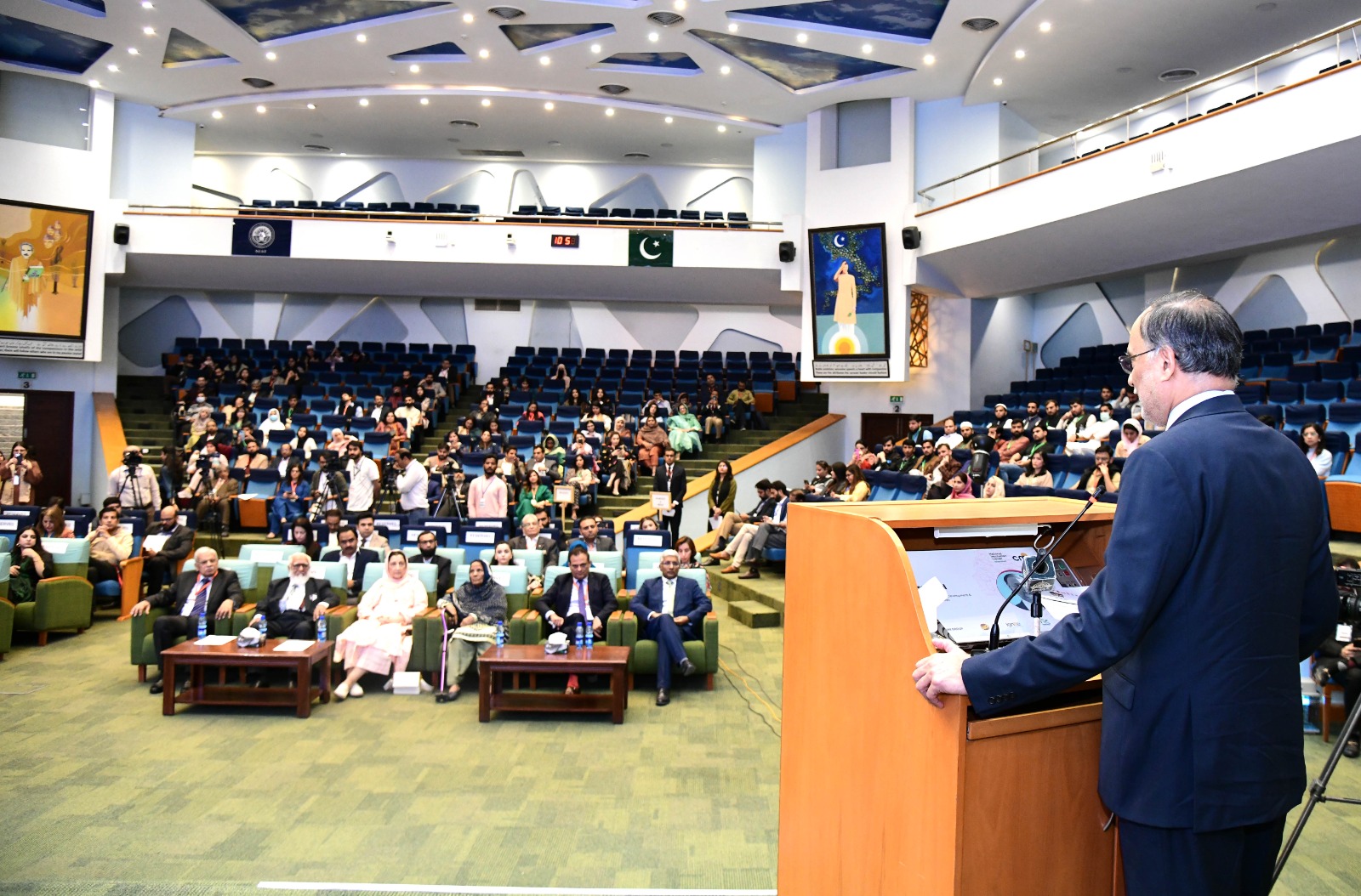 وفاقی وزیر منصوبہ بندی ترقی اور خصوصی اقدامات احسن اقبال نے نسٹ یونیورسٹی میں منعقد ہونے والے ویمن انٹرپرینیورشپ کانفرنس "ویکون 2024" سے خطاب کیا۔