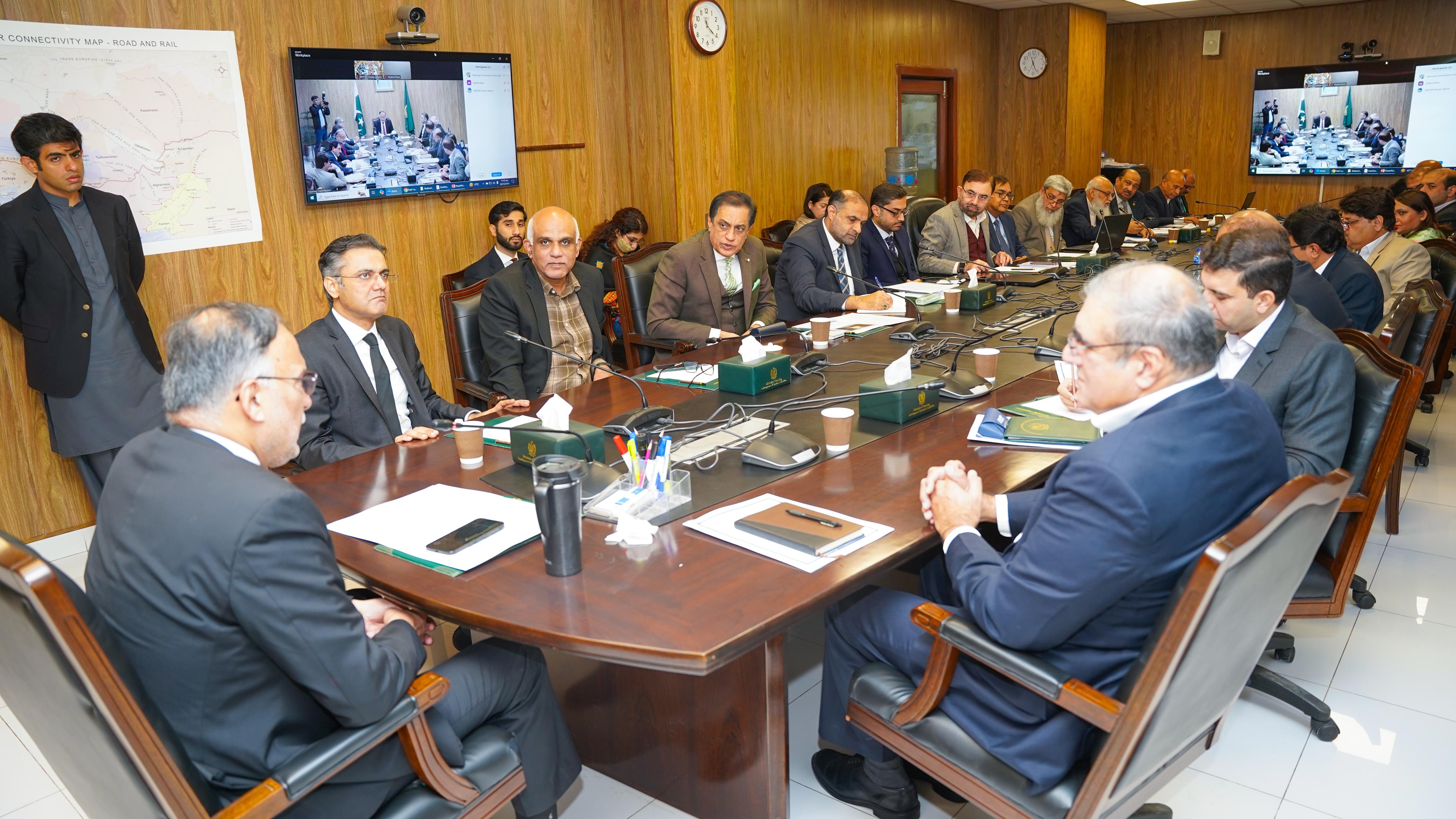 وفاقی وزیر برائے منصوبہ بندی، ترقی اور خصوصی اقدامات، احسن اقبال کی زیر صدارت نیلم جہلم ہائیڈرو پاور پراجیکٹ (این جے ایچ پی پی) کے حوالے سے ایک اعلیٰ سطحی اجلاس