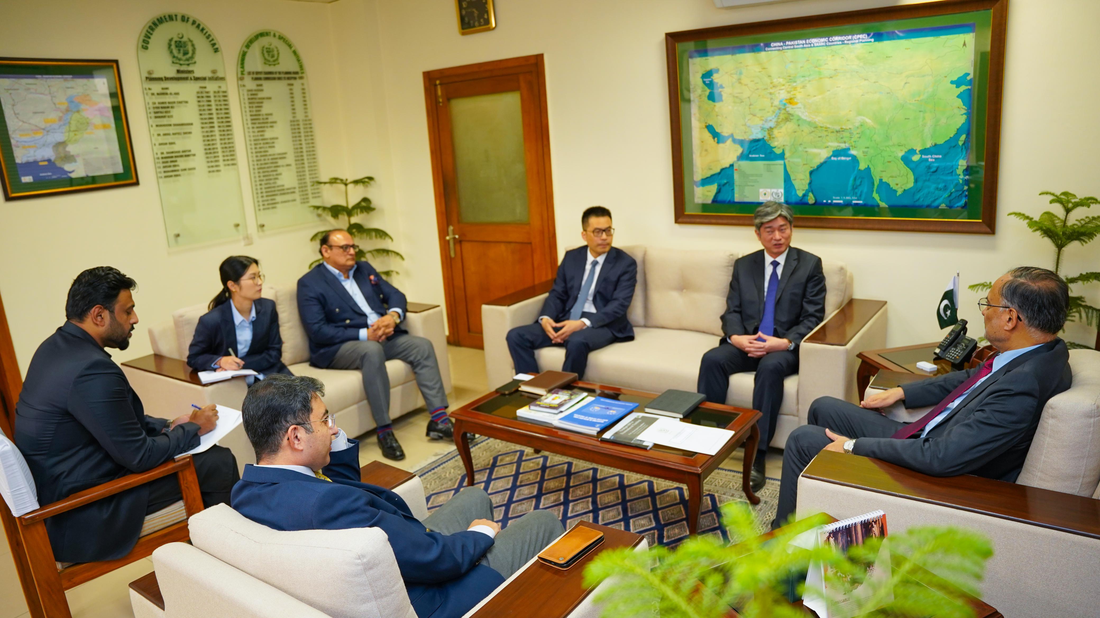 Ahsan Iqbal Discusses Hydropower projects with China Energy International Group