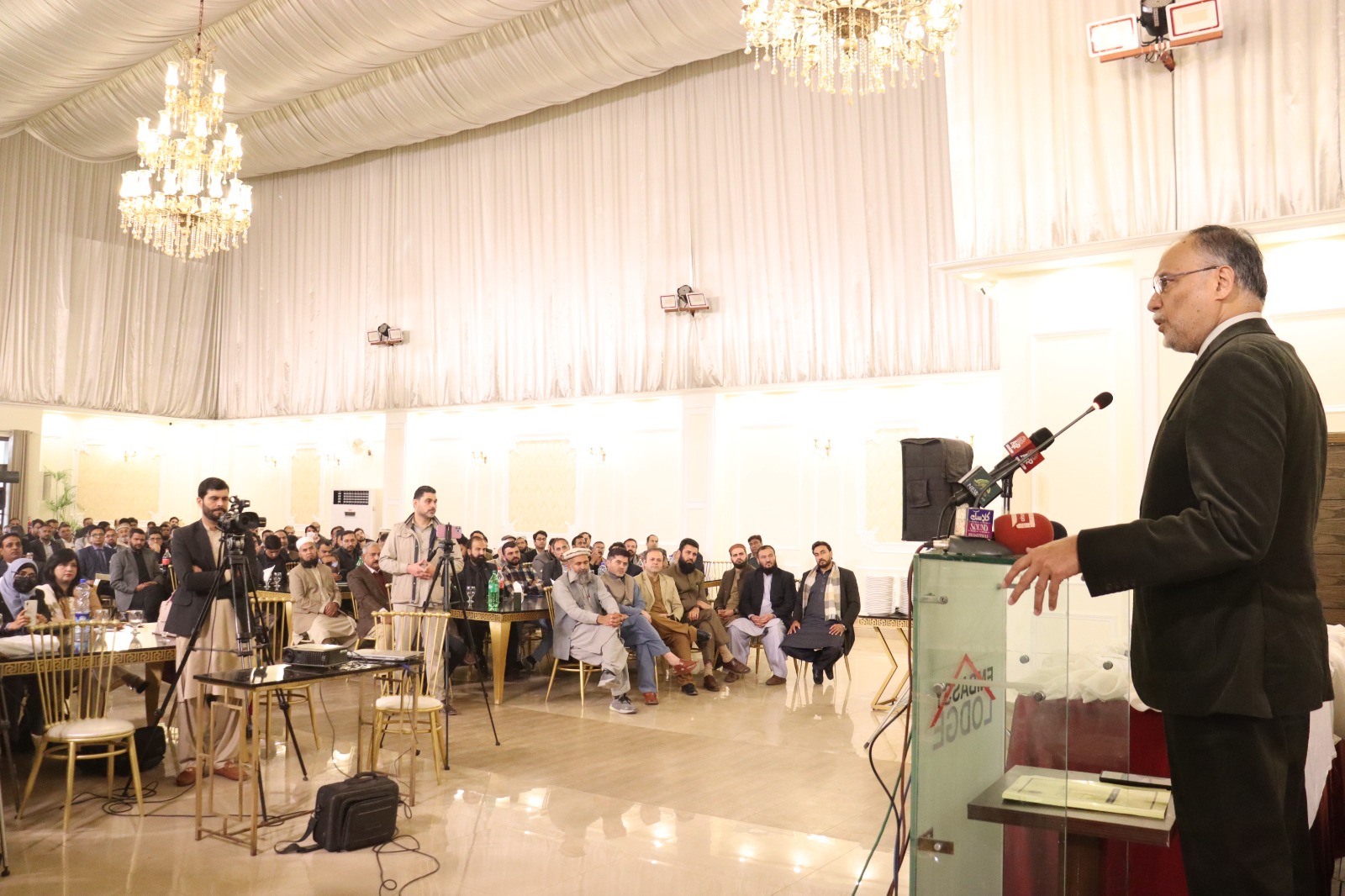 معیشت کو ٹیکنومعیشت میں تبدیل کرنا وقت کی اہم  ضرورت, جامعات مستقبل کی ترقی کی بنیاد ہیں، احسن اقبال
