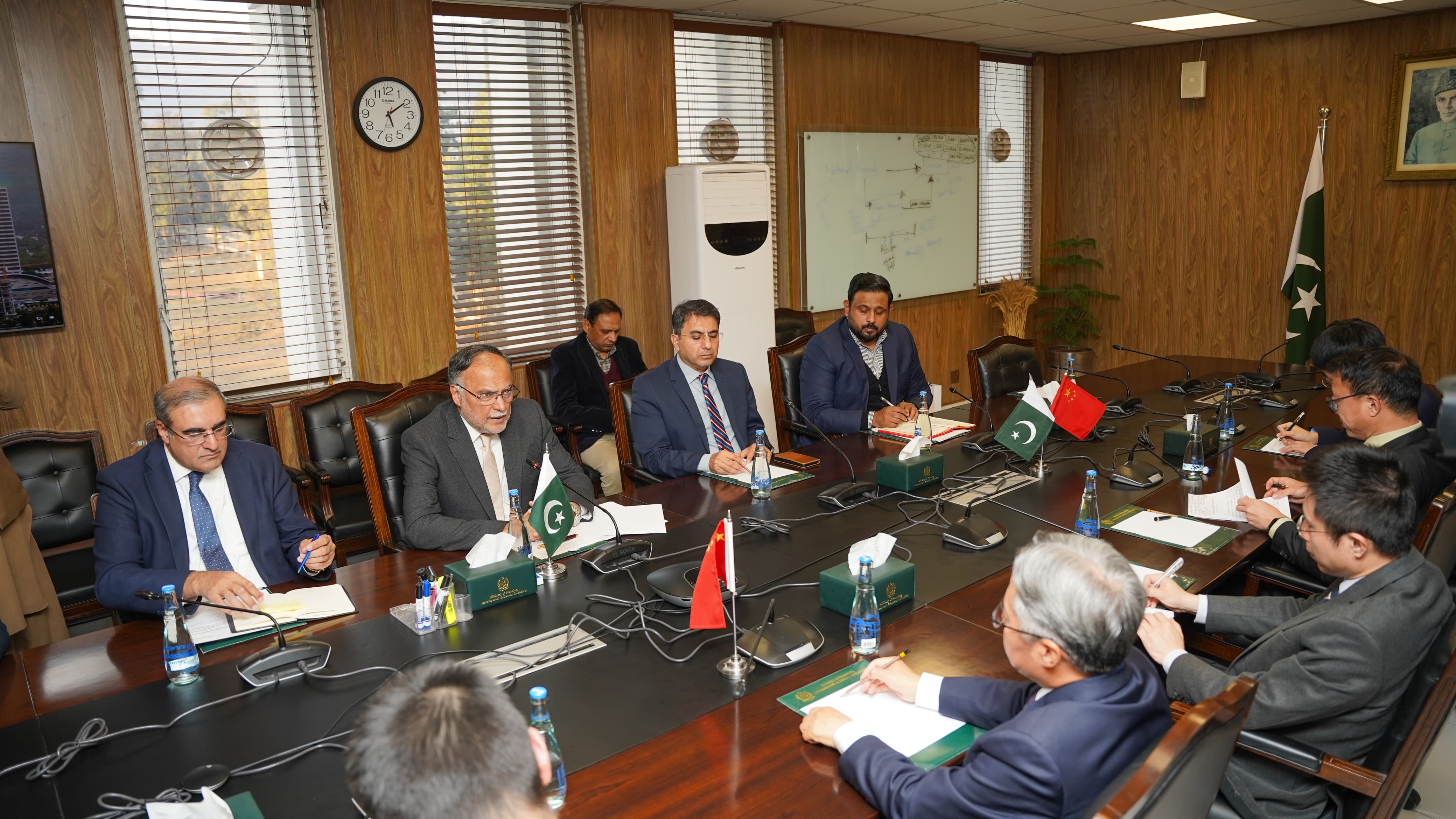 وفاقی وزیر منصوبہ بندی احسن اقبال سے چینی سفیر کی ملاقات، CPEC پر اہم تبادلہ خیال | ملاقات میں ترقیاتی ترجیحات پر یکجہتی کا اظہار | وفاقی وزیر احسن اقبال کا چینی نئے سال پر نیک خواہشات کا اظہار
