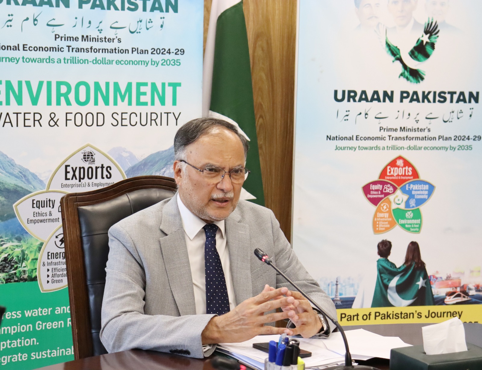 احسن اقبال نے مختصر ترین ممکنہ راستوں کے ذریعے وسطی ایشیا کے ساتھ تجارتی سڑک، ریل اور سمندری رابطوں پر زور دیا، وزارتوں کو نئے تجارتی راہداریوں کے ساتھ ملٹی ماڈل کنیکٹیویٹی کے پہلے مرحلے میں ترجیحی پروجیکٹس منتخب کرنے کی ہدایت کی