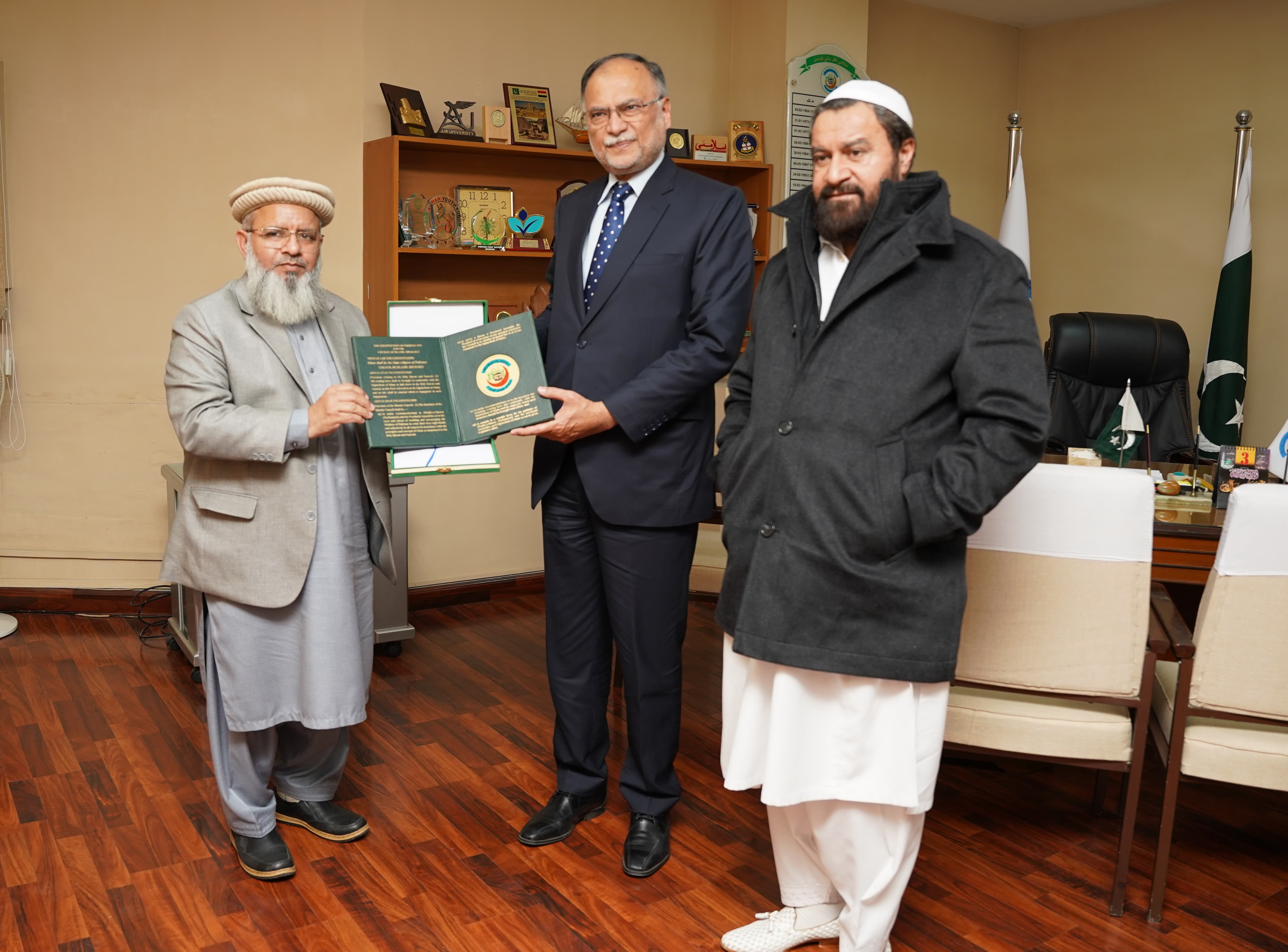 وفاقی وزیر برائے منصوبہ بندی ترقی اور خصوصی اقدامات  احسن اقبال نے چیئرمین اسلامی نظریاتی کونسل ڈاکٹر محمد راغب حسین نعیمی سے ان کے دفتر میں ملاقات کی۔