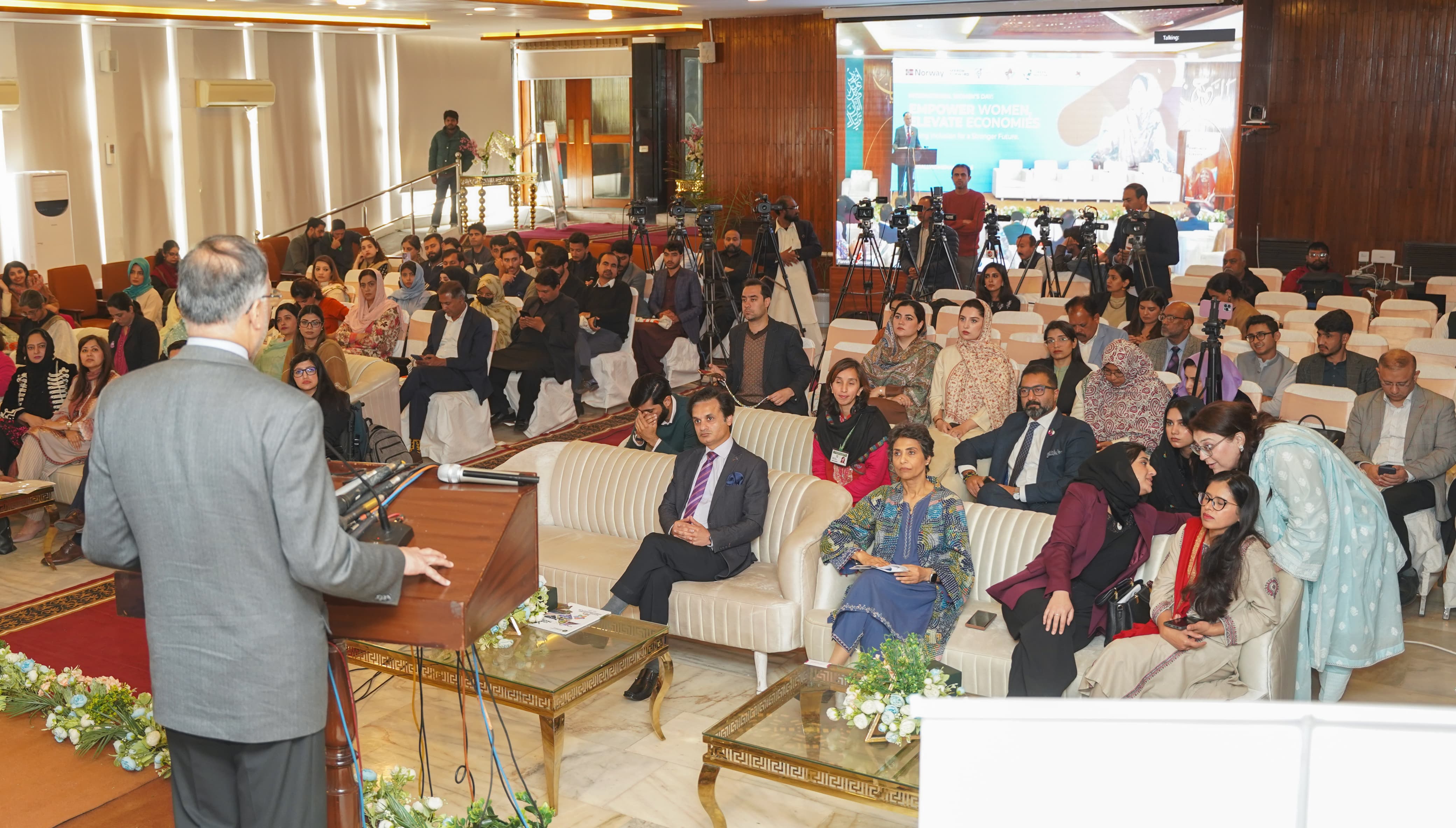 احسن اقبال کا خواتین کے عالمی دن پر خصوصی خطاب: “خواتین کی شمولیت کے بغیر ترقی ممکن نہیں”
